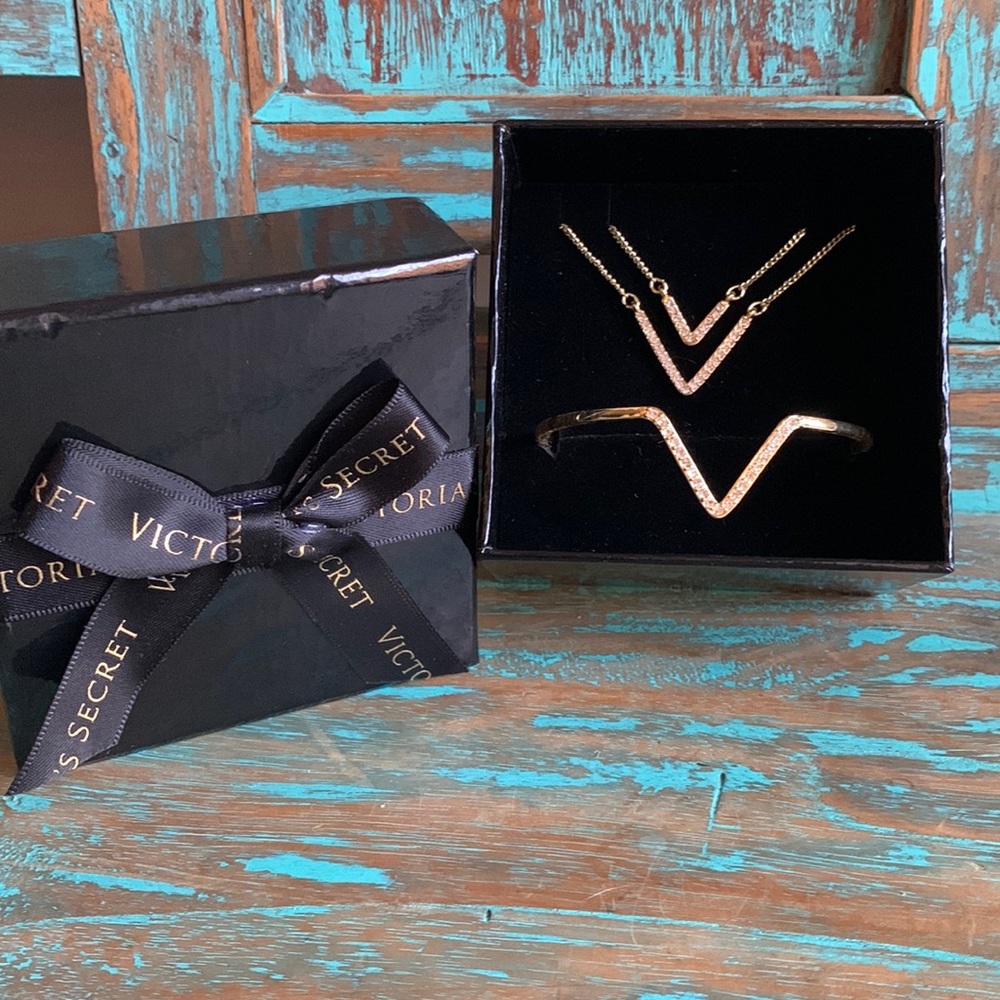 New Victoria’s Secret V Goldtone & Rhinestones Necklace & Bracelet Set Box